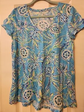 Lilly Pulitzer Etta V-Neck T-Shirt in Bermuda Blue Turtle Szn Size M